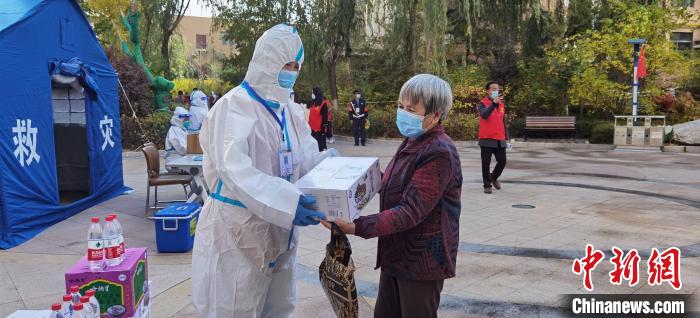 图为青年志愿者为封闭式管理的小区居民送生活物资。　共青团海东市平安区委员会供图