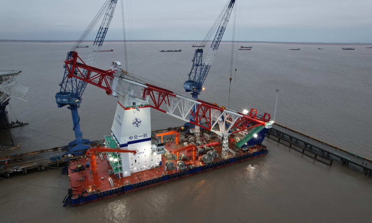 Pile-driving barge <em>Yihang Jinzhuang</em> Photo: Zhao Hanqing/Global Times
