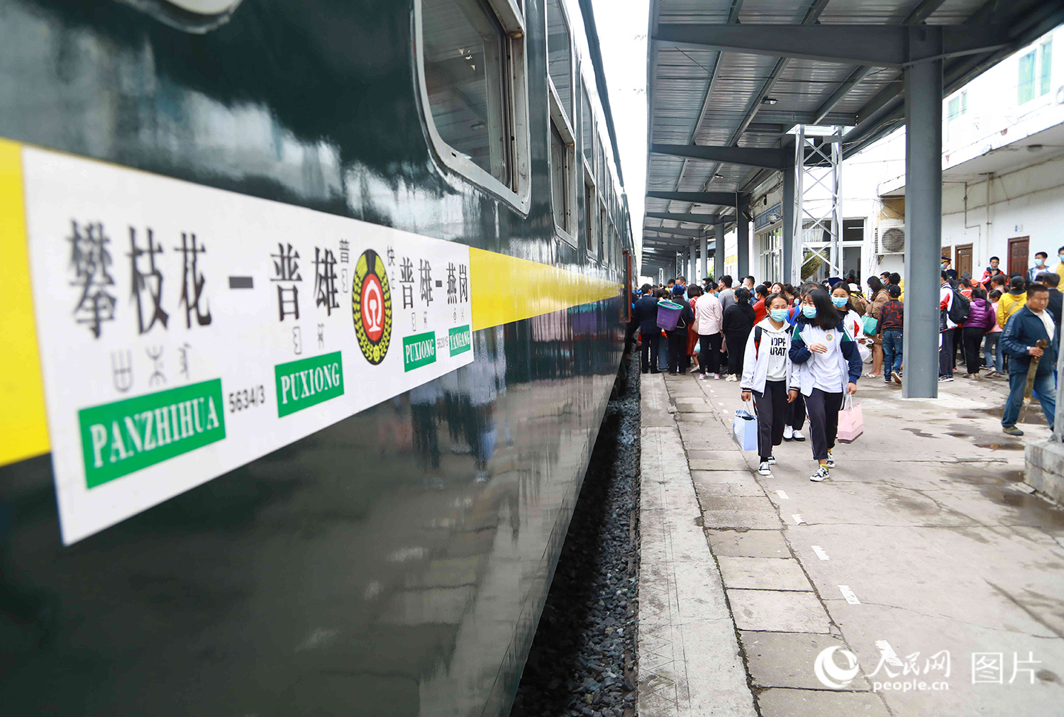 ‘Little slow trains’ in SW China’s Sichuan turned into school buses for Yi children