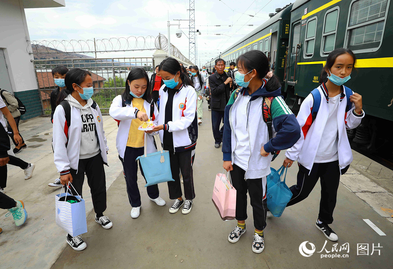 ‘Little slow trains’ in SW China’s Sichuan turned into school buses for Yi children