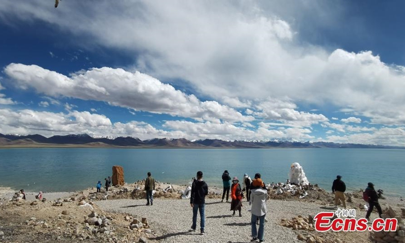 People visit Namtso Lake in Tibet, June 2, 2021. (Photo: China News Service/Chen Xiaoyuan) 