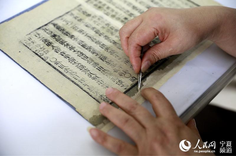 Ancient books restorer committed to protecting treasures of civilization