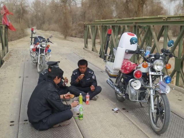 扎根胡杨林的土警察