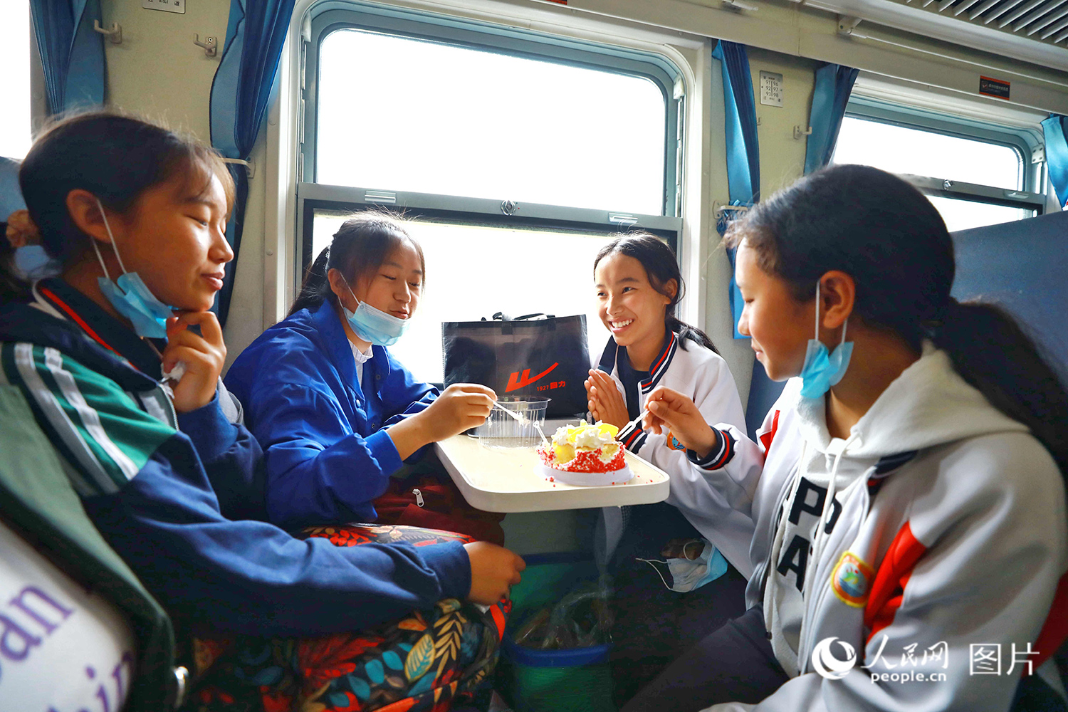 ‘Little slow trains’ in SW China’s Sichuan turned into school buses for Yi children