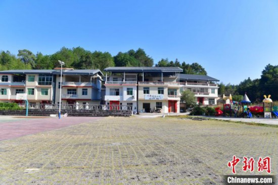南坑村当地小有名气的生态旅游村，不少村民将自家楼房改造成民宿。　张斌 摄