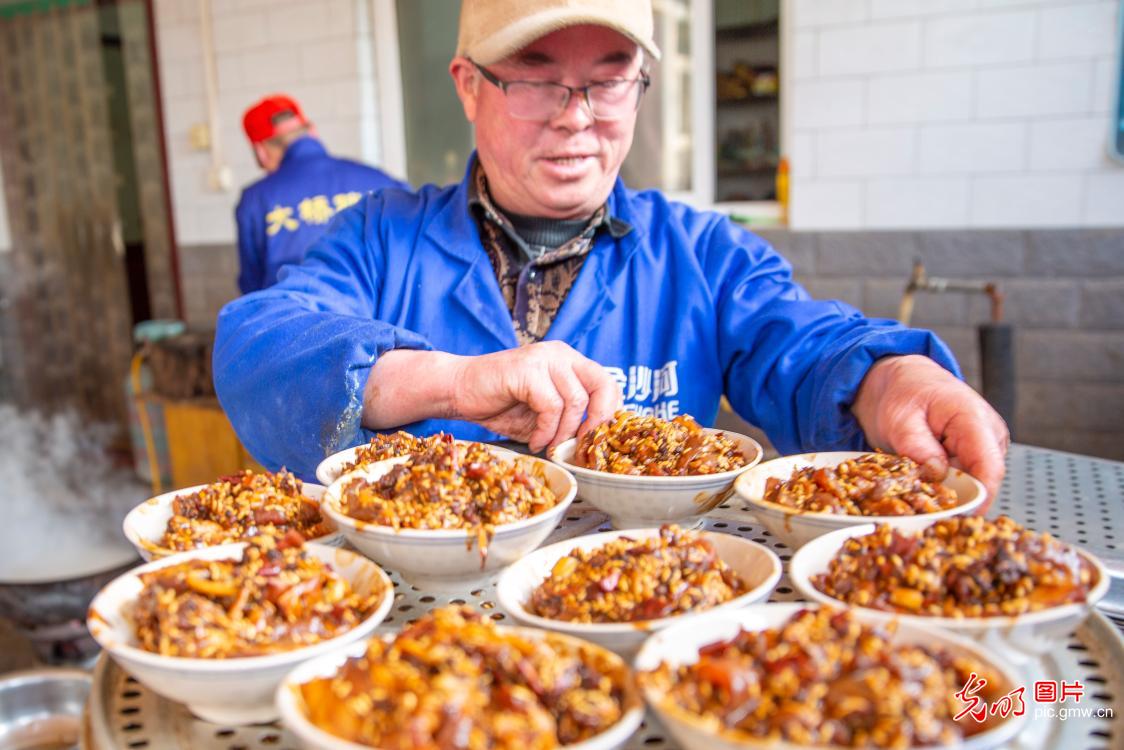 People busy preparing for Spring Festival in C China’s Henan