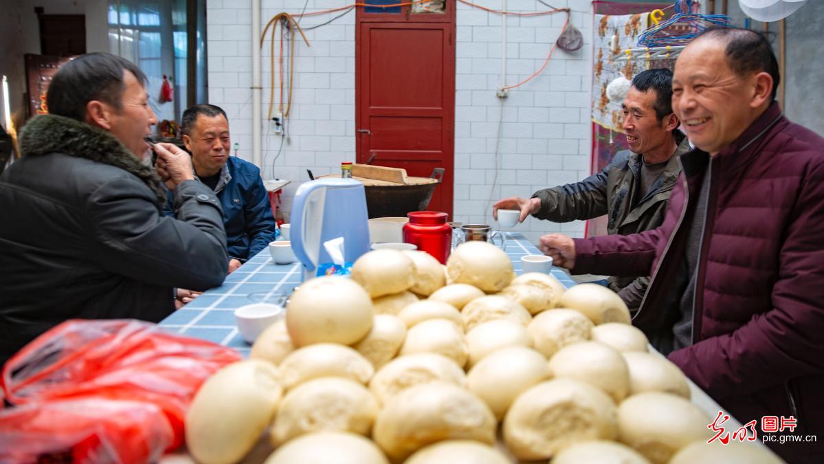 People busy preparing for Spring Festival in C China’s Henan
