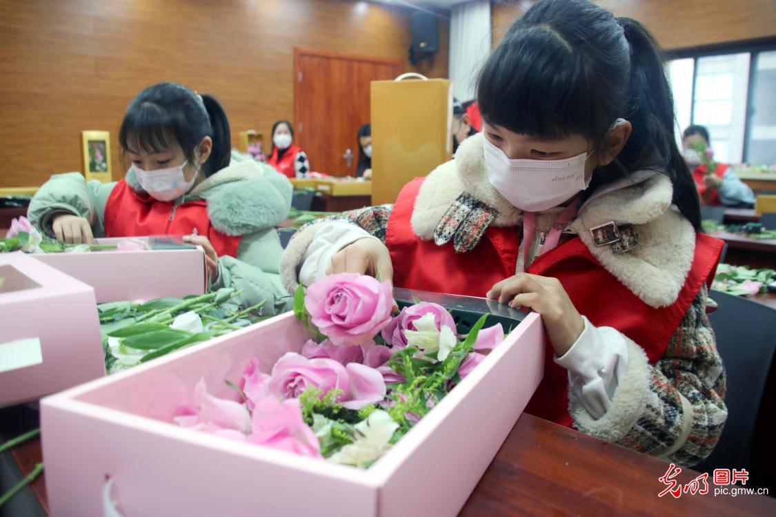 People learn flower arrangement in Suzhou, E China's Jiangsu